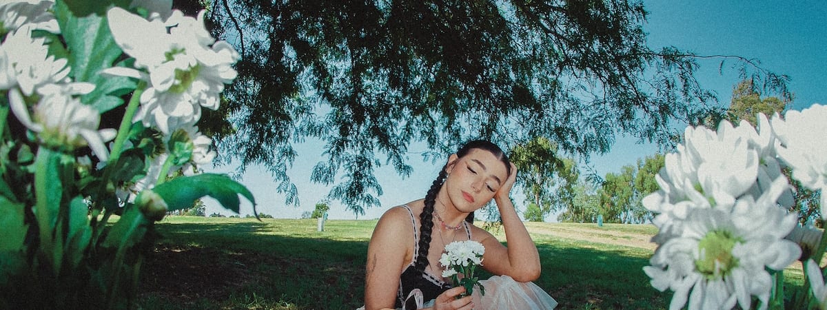 Effie Isobel Unveils Dreamy New Single ‘Peach Heart’