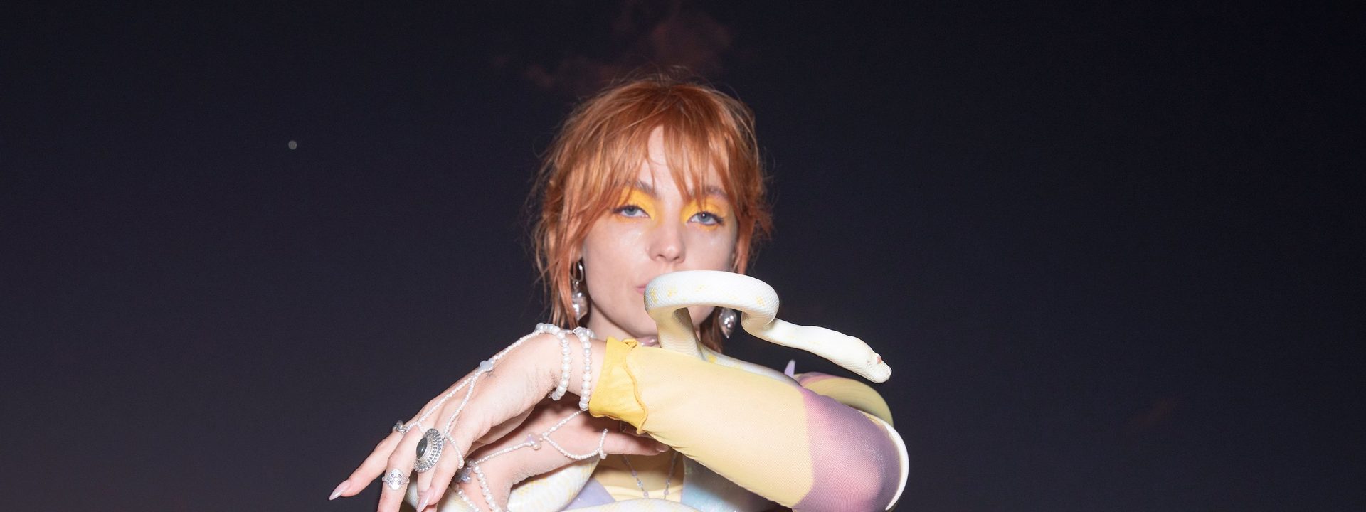 Alt-pop artist færy returns today with “anam cara”