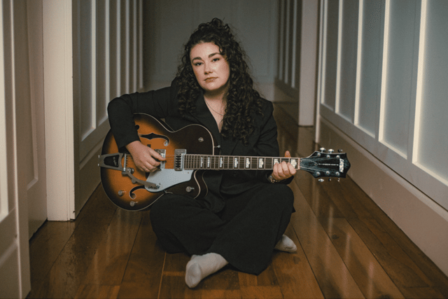 Jenny Mitchell Unveils New Single ‘Square & Plain’ 