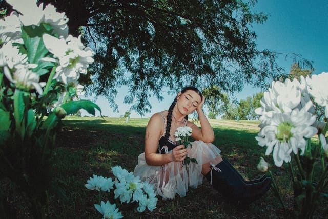 Effie Isobel Unveils Dreamy New Single ‘Peach Heart’