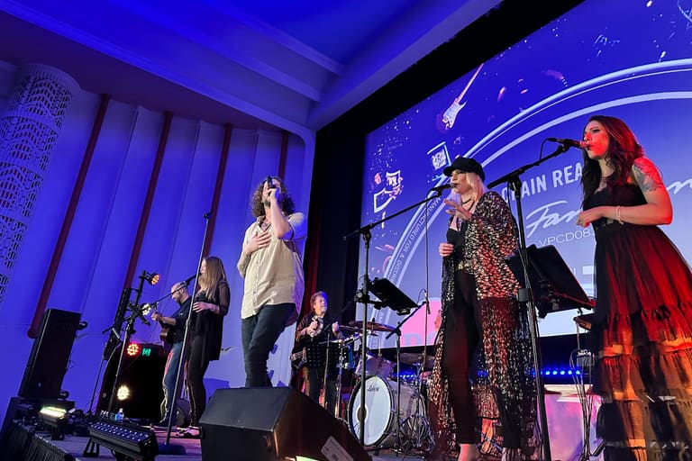 Shaun Holton & Friends Perform Farnsey