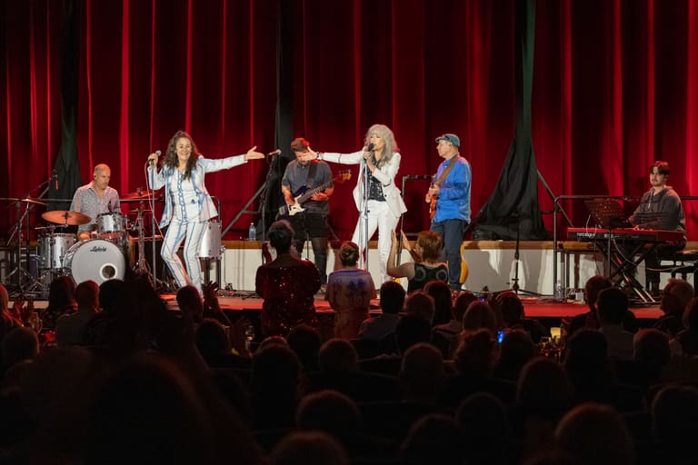 Wendy Matthews & Grace Knight – We’re Going To Graceland