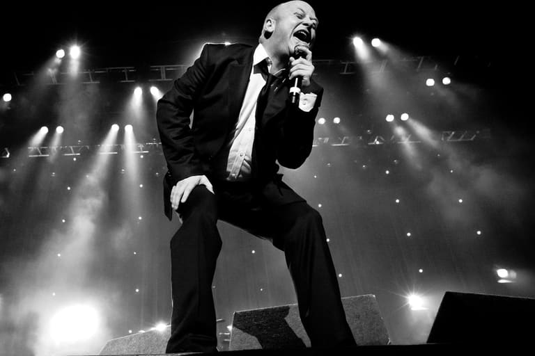 Andrew Strong Performs The Commitments