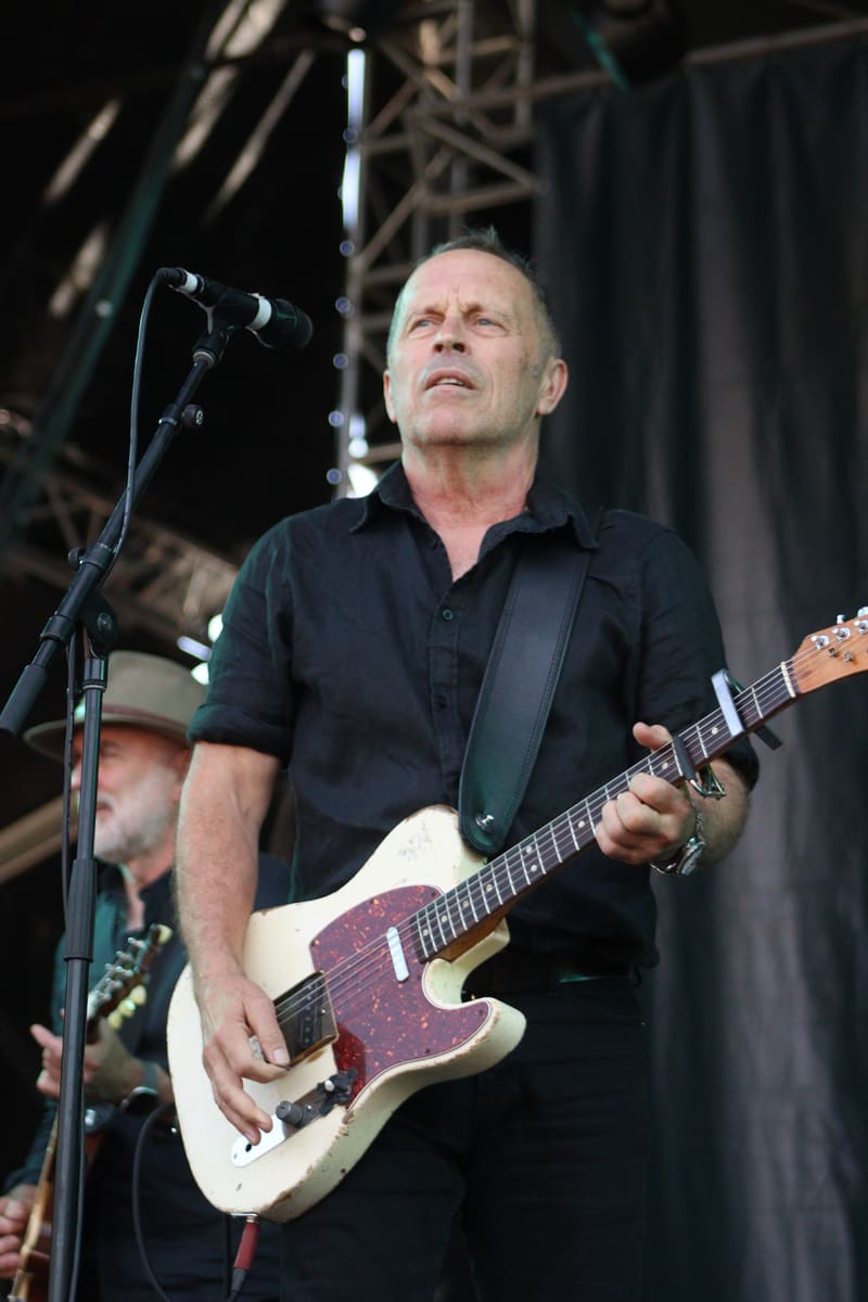 Mark Seymour With Vika & Linda Bull
