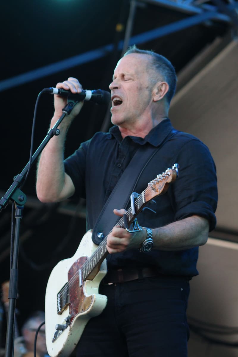 Mark Seymour With Vika & Linda Bull