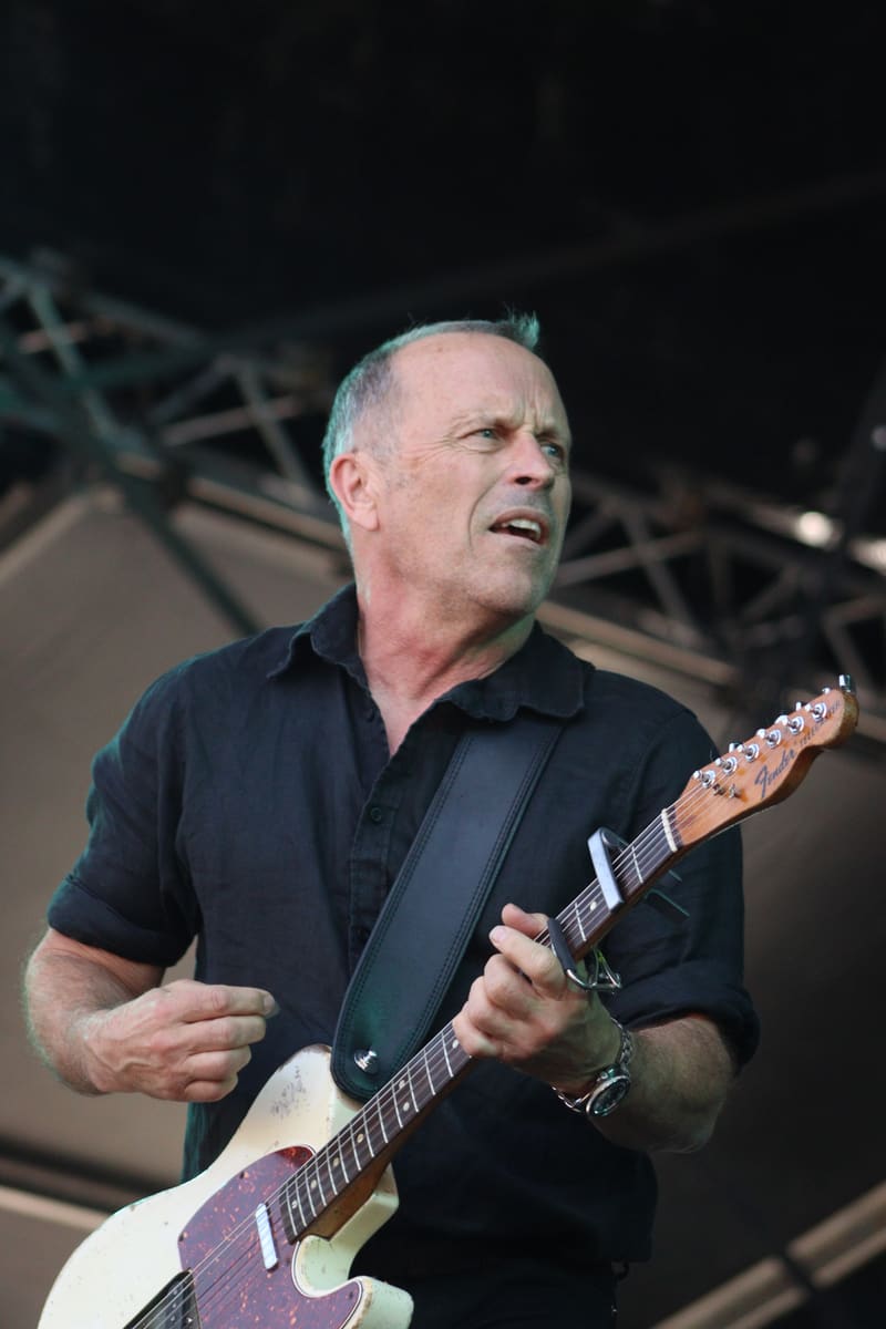 Mark Seymour With Vika & Linda Bull