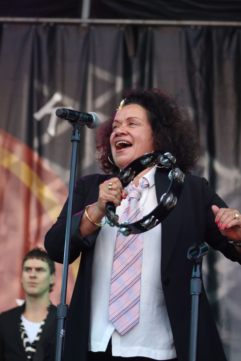 Mark Seymour With Vika & Linda Bull